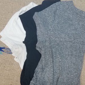 (3) Liz Lange Maternity V-neck t-shirt bundle